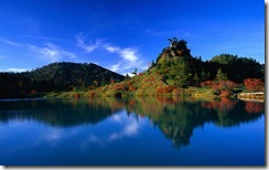 草津白根 弓池 (Reflection of Autumn Trees in Yumi-ike Pond, Gunma Prefecture, Japan)