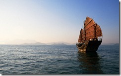 南海中的古帆船，中国 (Junk Sailing in the South China Sea, China)