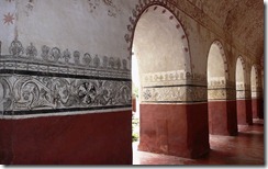 Murallas y arcos pintados en el museo que alguna vez fue el Convento de Tepoztlan (Painted walls and arches in the museum that was once the Convent of Tepoztlan)